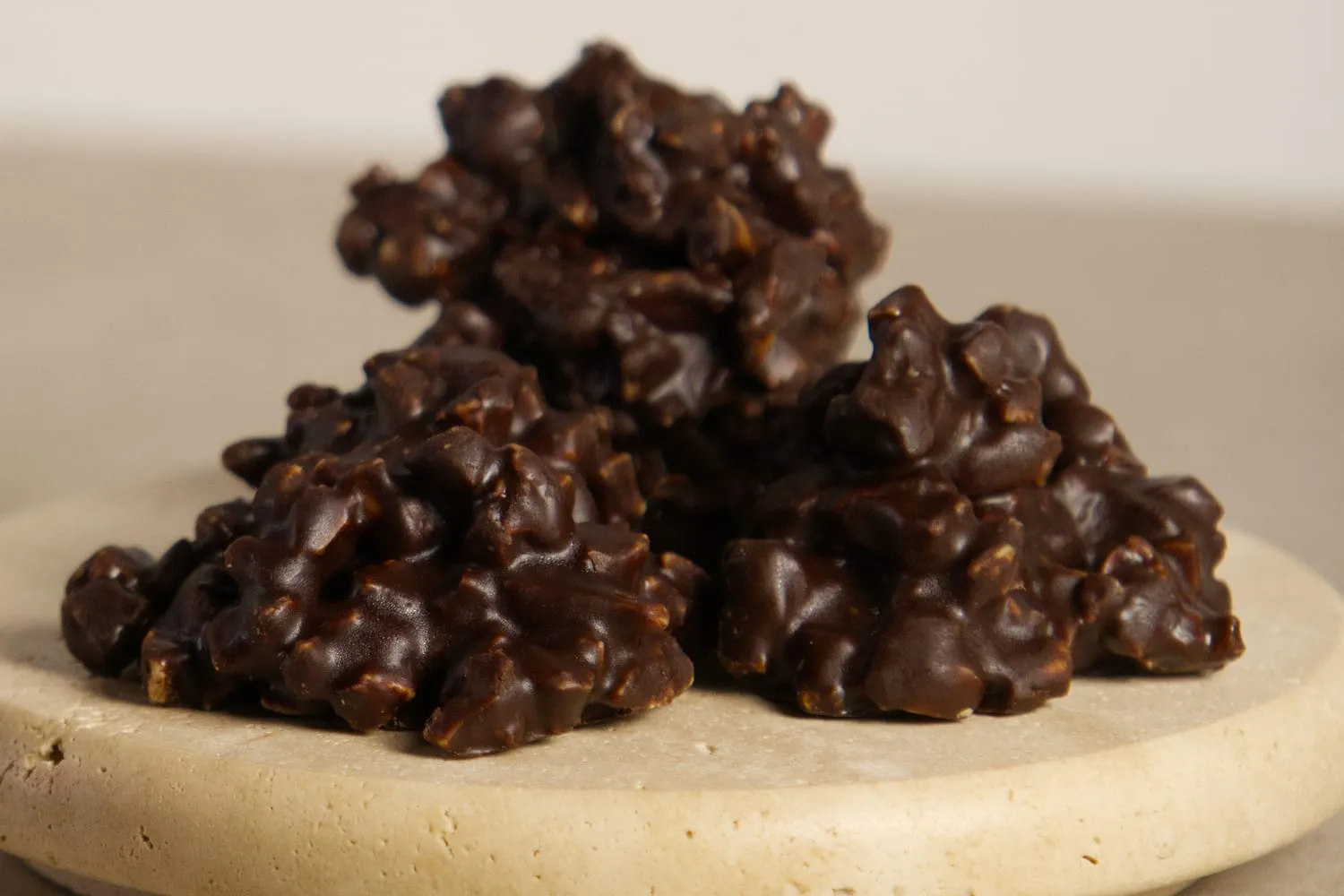 Roca Negra con Granillo de Almendra